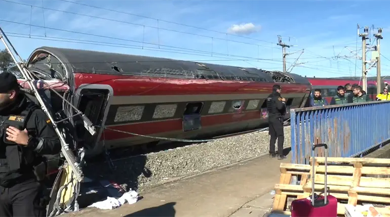 Espa&ntilde;a decreta tres d&iacute;as de luto por accidente ferroviario que dej&oacute; al menos 41 muertos
