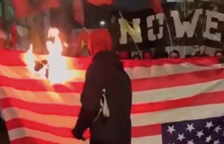 Protestan en Suiza por visita de Trump y queman bandera de EE.UU.