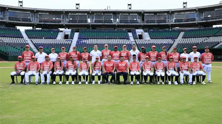 Las Olmecas de Tabasco se toman fotograf&iacute;a oficial 2026 en el estadio Centenario