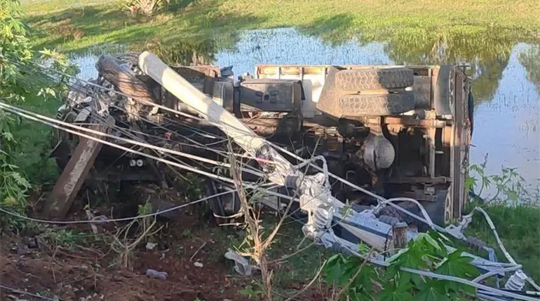 Volteo derriba un poste de energ&iacute;a el&eacute;ctrica en la Villahermosa-Frontera