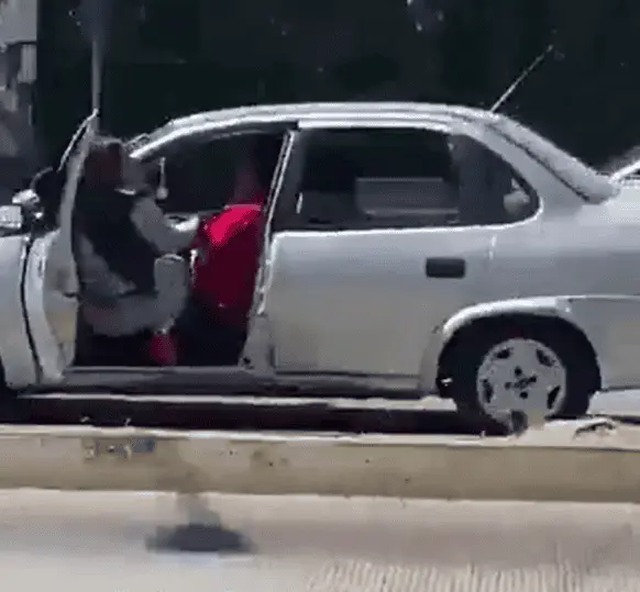 Mujer se aferra a su auto para evitar robo en Puebla