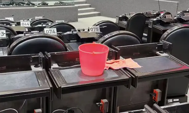 Se presentan goteras en &aacute;rea de bancada de Morena en San L&aacute;zaro