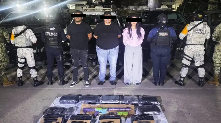 Detienen a tres personas con armas y narc&oacute;ticos cerca de Plaza Las Am&eacute;ricas en Villahermosa