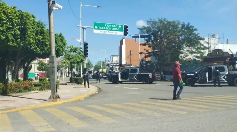 Detienen a una persona en operativo frente a Catedral en Villahermosa
