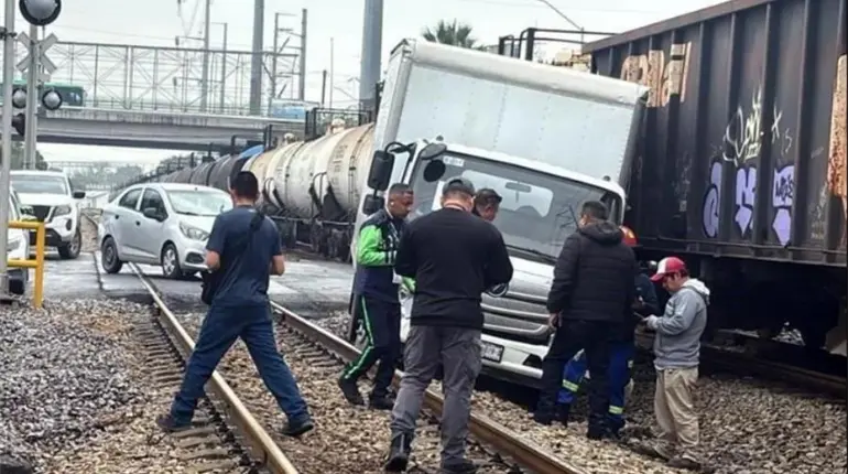 Embiste tren a cami&oacute;n de carga en Nuevo Le&oacute;n al intentar ganarle el paso