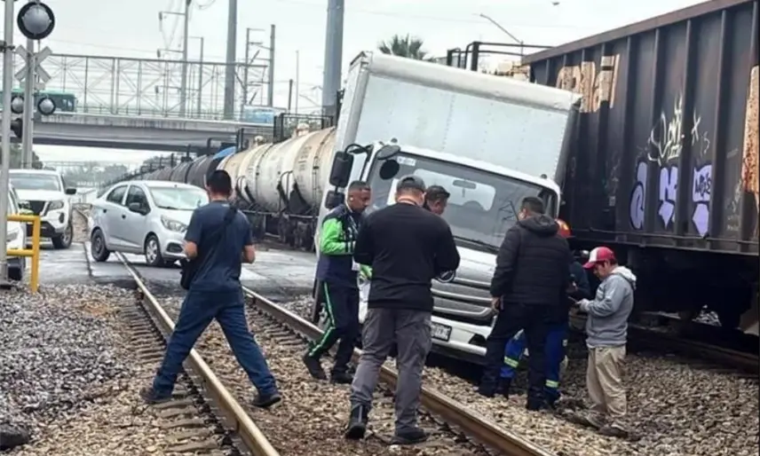 Embiste tren a camión de carga en Nuevo León al intentar ganarle el paso