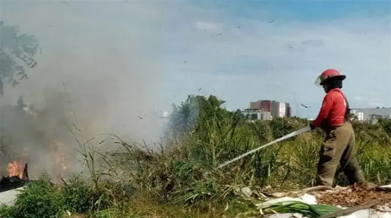 Se registra incendio de pastizal atr&aacute;s del CENDI de Atasta