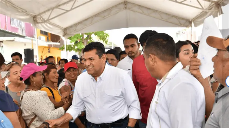 Anuncia May entrega de &acute;tablets&acute; a estudiantes de primer a&ntilde;o de secundaria en febrero