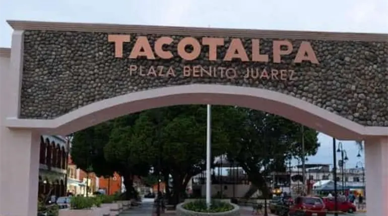 Roban taxi y despojan a conductor de pertenencias y uniforme en Tacotalpa