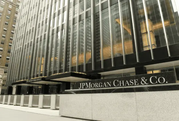 Trump demanda a JPMorgan Chase por 5 mil mdd tras "cerrar sus cuentas en 2021