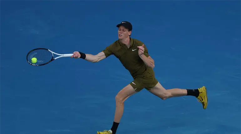 Sinner gana y avanza en b&uacute;squeda del tricampeonato en el Australian Open