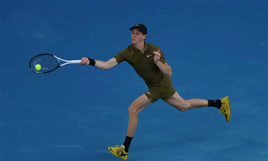 Sinner gana y avanza en búsqueda del tricampeonato en el Australian Open