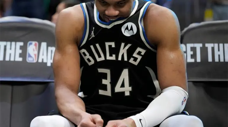 Giannis Antetokounmpo de los Milwaukee Bucks ser&aacute; baja por lesi&oacute;n