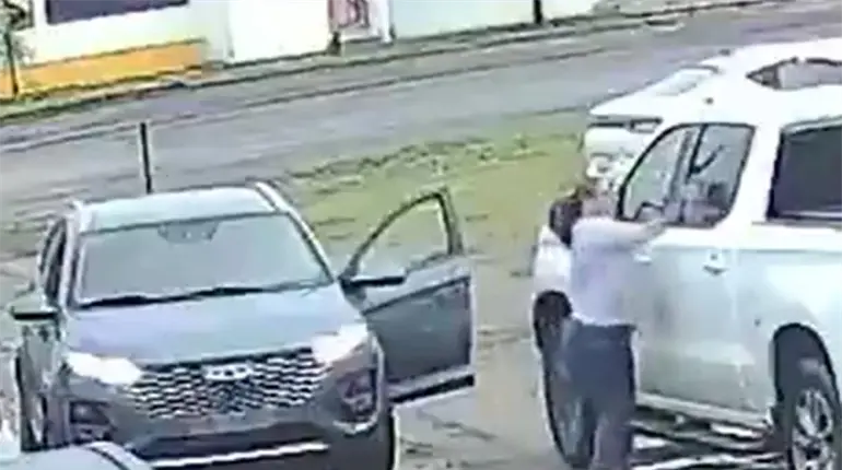 Mujer vandaliza camioneta afuera de un gimnasio de Comalcalco