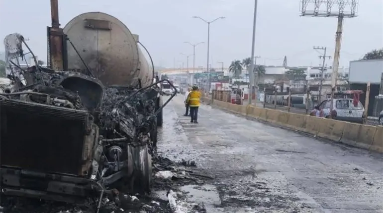 "Fuerte" incendio consume cabina de pipa en Coatzacoalcos; no se reportaron heridos