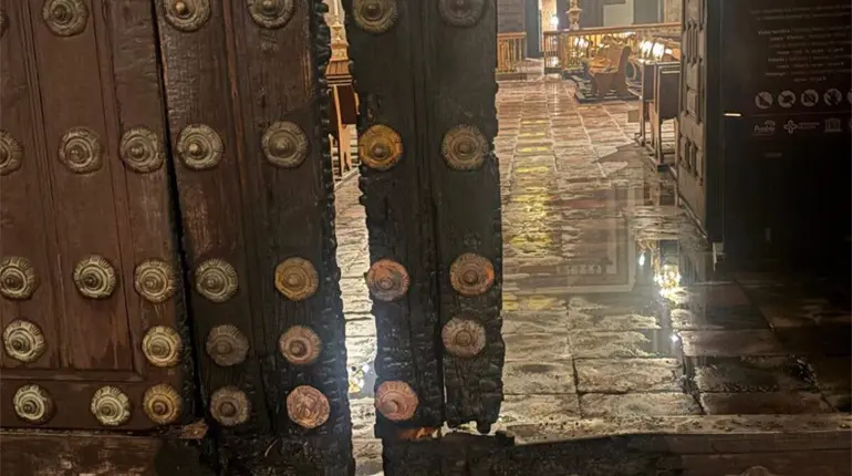 2 hombres incendian puertas de la catedral de Puebla