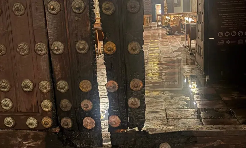 2 hombres incendian puertas de la catedral de Puebla