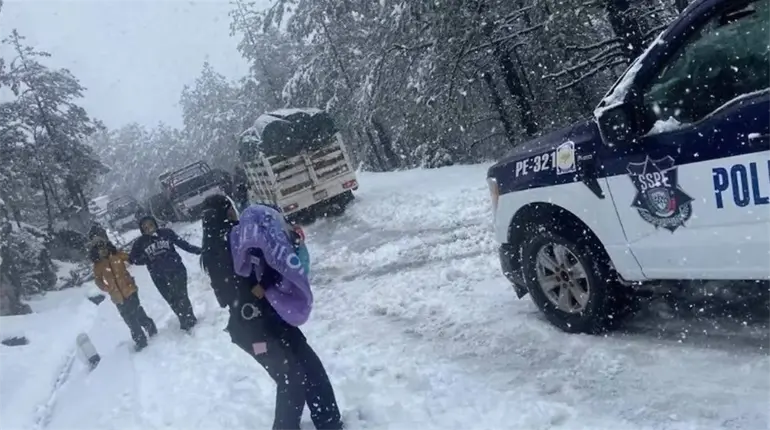 En Chihuahua rescatan de morir congelados a cuatro mujeres y dos ni&ntilde;os ante tormenta de nieve