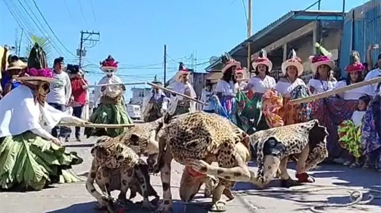Realizan primer recorrido de la Danza del Poch&oacute; por calles de Tenosique