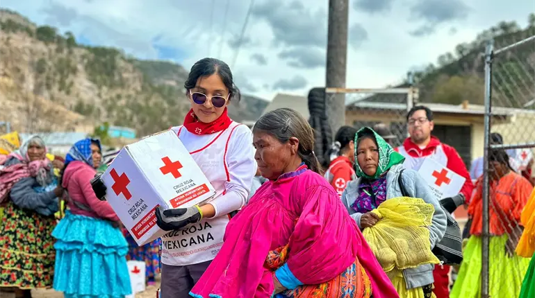 Cruz Roja Mexicana entrega 75 toneladas de ayuda humanitaria a rar&aacute;muris ante temporada invernal