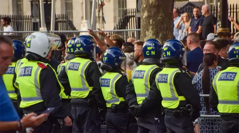 Arrestan a 86 personas por irrumpir en c&aacute;rcel de Londres durante protestas de huelga de hambre