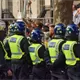 Arrestan a 86 personas por irrumpir en c&aacute;rcel de Londres durante protestas de huelga de hambre