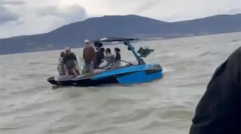 Rescatan a 11 j&oacute;venes varados en el Lago de Chapala en Jalisco