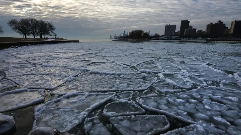 El Lago Michigan se congela por temperaturas extremas
