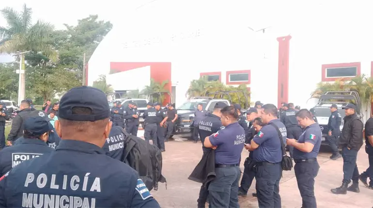 Polic&iacute;as de Cunduac&aacute;n protestan; exigen mejores condiciones laborales