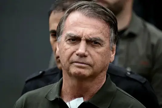 Bolsonaro sale del hospital y regresa a casa para continuar con su condena