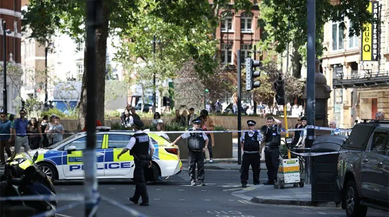 Mujer hiere a 4 hombres tras atacarlos con tijeras en Londres