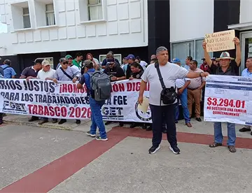 Tras 5 horas de bloqueo trabajadores de FGE logran apoyo al salario y revisión de ceses Tras 5 horas de bloqueo trabajadores de FGE logran apoyo al salario y revisión de ceses