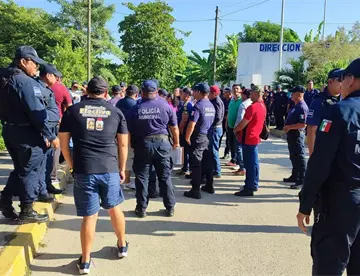 Protestan policías de Nacajuca en exigencia de seguro de vida Protestan policías de Nacajuca en exigencia de seguro de vida