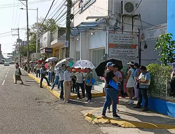 Bloquean avenidas en Villahermosa; exigen espacios en preparatorias cercanas a sus domicilios