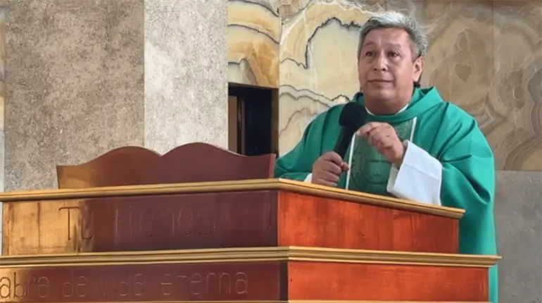 Recurrir a Dios y no a la brujer&iacute;a para superar los problemas por muy dif&iacute;ciles que sean: Padre tiktokero