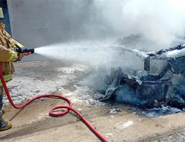Arde en llamas camioneta en ranchería de Centro por falla mecánica