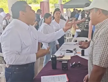 “No tengo varita mágica”: May a ciudadanos que le reclamaron mejora en carretera de Balancán