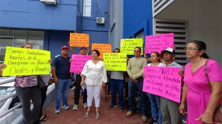 V&iacute;ctimas de fraude inmobiliario acusan "corrupci&oacute;n" en sistema judicial de Tabasco