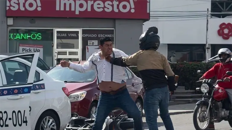 Sin nada de aura: Taxista y motociclista arman batalla en avenida de Villahermosa
