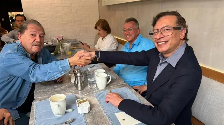 Gustavo Petro llega a la CDMX y anuncia publicaci&oacute;n de libro