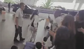 F&aacute;tima Bosch sale corriendo de la prensa en pleno aeropuerto