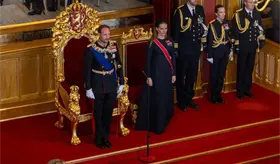 Haakon VIII jura como nuevo rey de Noruega