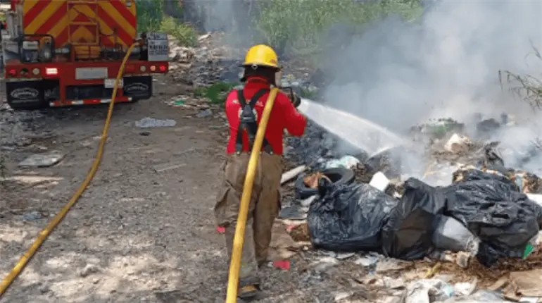 Controlan bomberos del IPCET conato de incendio en basurero clandestino en Centro