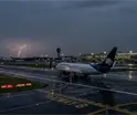 AICM suspende temporalmente despegues y aterrizajes por tormenta el&eacute;ctrica