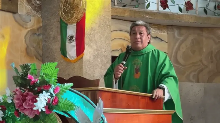 Padre Padre tiktoker llama a feligreses a sostenerse en Dios ante los riesgos de la IA