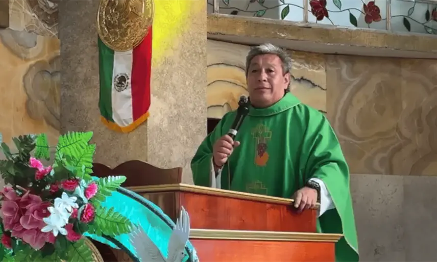 Padre Padre tiktoker llama a feligreses a sostenerse en Dios ante los riesgos de la IA