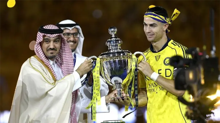 Cristiano Ronaldo encabeza un consorcio que busca la adquisici&oacute;n del Club Al-Nassr