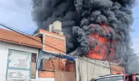 Evac&uacute;an a 100 personas por fuerte incendio de bodega en Iztapalapa