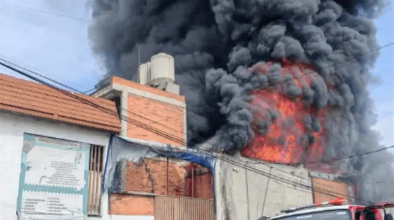 Evac&uacute;an a 100 personas por fuerte incendio de bodega en Iztapalapa