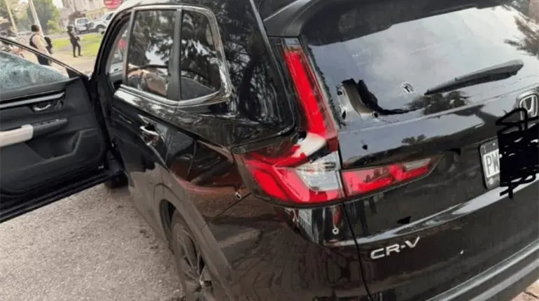 Atacan a balazos camioneta donde viajaba colaborador de alcaldesa de Tec&aacute;mac, Edomex